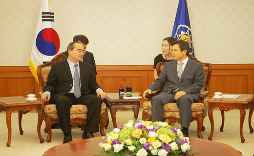 VFF President Nguyen Thien Nhan meets with RoK Prime Minister Hwang Kyo-Ahn on August 18 during his friendship visit to the RoK.