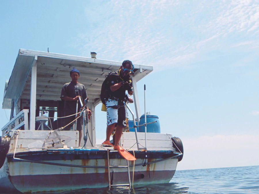 Getting ready to dive into his watery ‘laboratory’ at Pulau Tinggi, Johor.