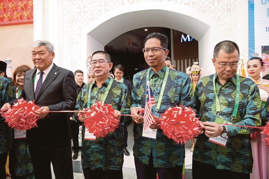 `Kazakhstan’s Astana expo 2017 commissioner Rapil Zhoshybayev, Energy, Green Technology and Water Minister Datuk Seri Maximus Ongkili, Malaysia Pavilion commissioner Datuk Seri Dr Zaini Ujang and Sustainable Energy Development Authority chairman Datuk Dr Yee Moh Chai launching the Malaysian Pavilion at the Astana Expo 2017 in Astana, Kazakhstan. Pic: NST