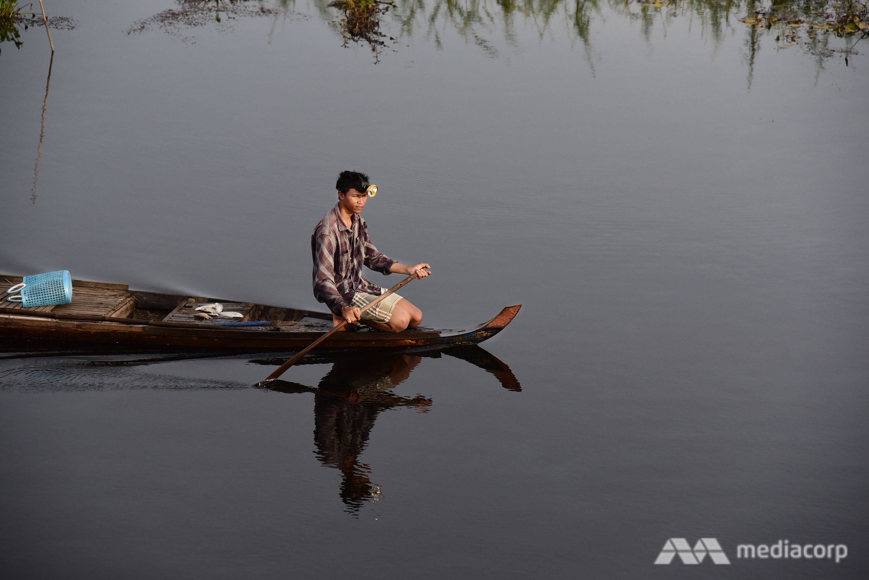 During flooding season, floating farmers catch wild fish in their inundated rice fields as they turn into a fertile fishing ground. (Photo: Pichayada Promchertchoo)
