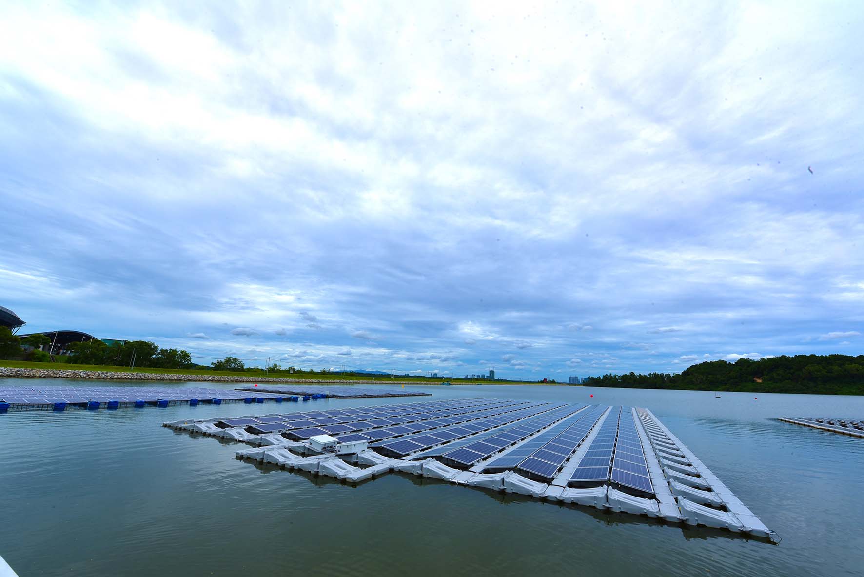 The one-hectare floating solar PV test bed on Tengeh Reservoir. Image: Solar Energy Research Institute of Singapore