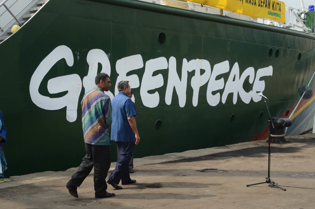 President Susilo Bambang Yudhoyono is escorted by Greenpeace International executive director Kumi Naidoo to the Rainbow Warrior, anchored at a Jakarta port on June 7. (AFP Photo)