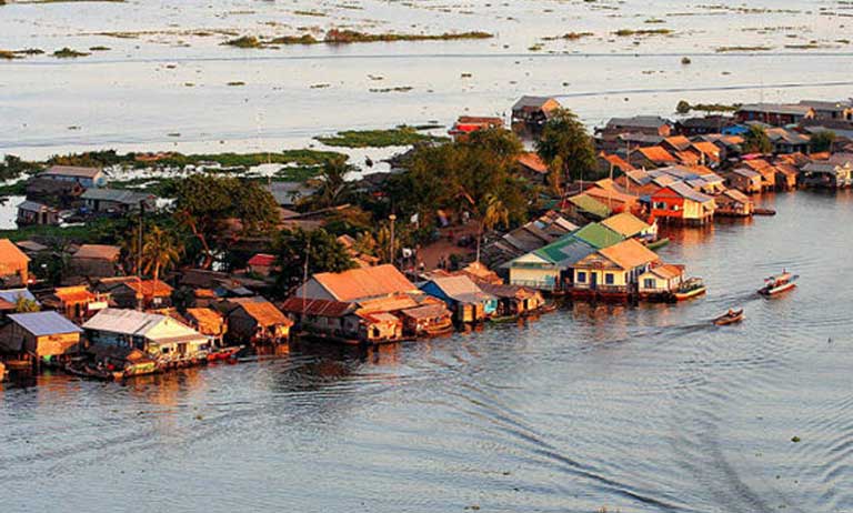 A floating village on Tonle Sap Lake, Cambodia. Upstream dams are impacting the Mekong River, and with it, the lives of those who live downstream. Photo by Jialiang Gao GNU Free Documentation License 1.2 (Wikimedia)