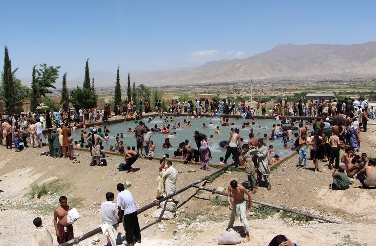 People cooling off in Quetta, Pakistan. (Jamal Taraqui/European Pressphoto Agency)