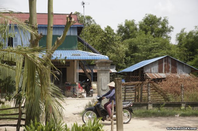 A villager’s house in Bati commune, whose owner uses solar power amid the the shortage of electricity, June 17, 2017. (Sun Narin/VOA Khmer)