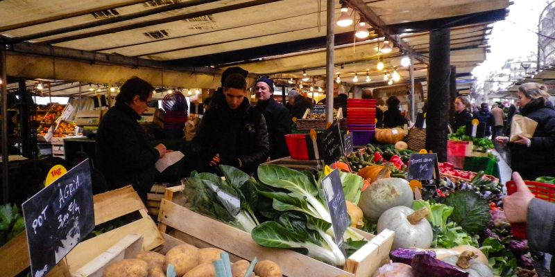 An organic market in Paris: The planet needs even more far-reaching changes than this. Image: Sam Nabi, via Wikimedia Commons