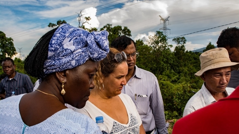 WORLDaDr. Auxilia Ponga, head of the Zambia delegation, studies new irrigation plans in Pursat.  Photo credit: César López Balan-BANK-52