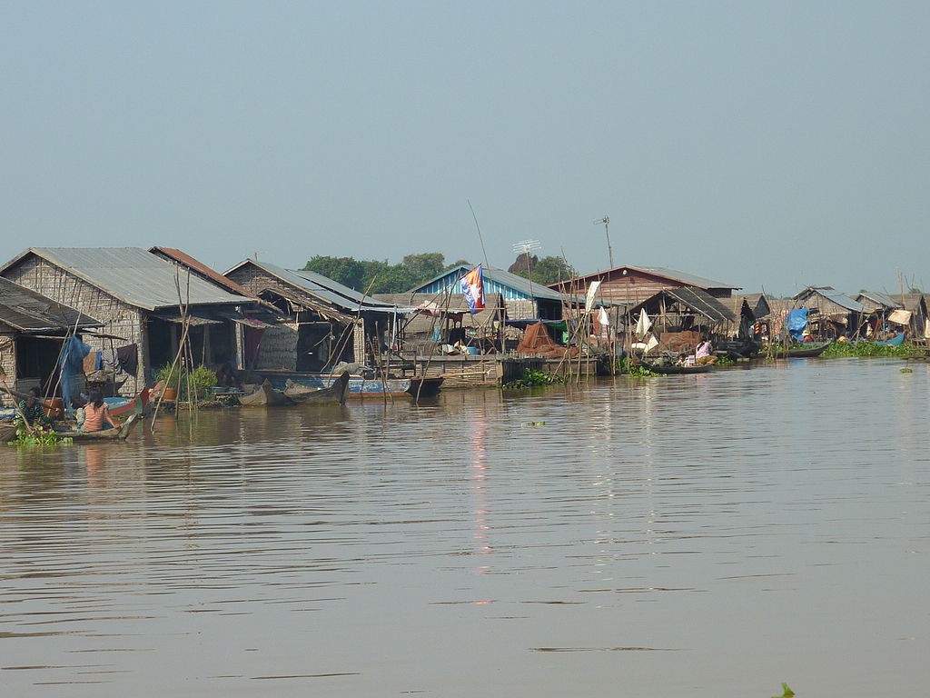 Czech aid group People in Need has installed two sensors on bridges on the Tonle Sap river in Cambodia, to trigger a system that sends text messages or calls to mobile phones warning of heavy rains. Image: Photo Dharma from Penang, Malaysia,CC BY-SA 2.0, via Wikimedia Commons