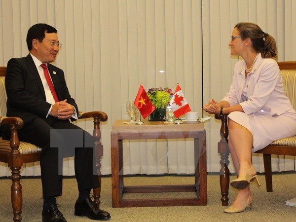 Canada’s Minister of Foreign Affairs Chrystia Freeland (R) meets with Vietnam’s Foreign Minister Pham Binh Minh (Photo: VNA)