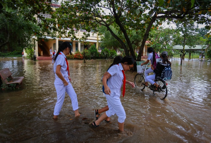 Students in the central province of Binh Dinh go back to school in the aftermath of a severe flood in December 2016. Photo by VnExpress/Thanh Nguyen