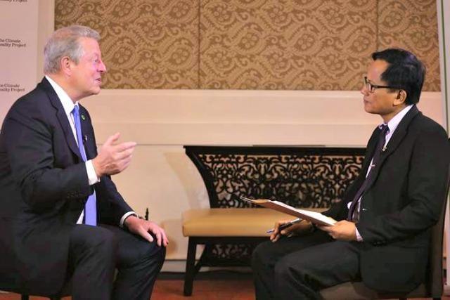 ONE-ON-ONE. Multi-awarded documentarist Howie Severino interviews The Climate Reality Project chairman Al Gore on the sidelines of Climate Reality Leadership Corps training in Manila in 2016. Photo by Danny Pata/GMA News