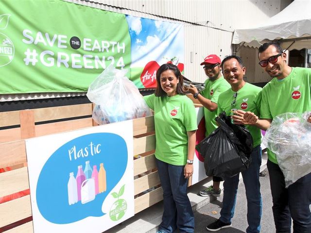 AirAsia Berhad chief executive officer Aireen Omar (left) participated in a recycling campaign in conjunction with a talk by Power Shift Malaysia, a climate change movement, talk on raising awareness about climate change. Pic: Twitter