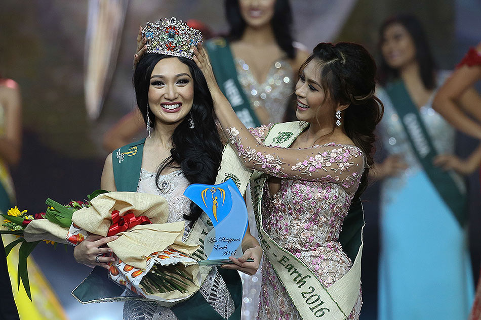 Karen Ibasco is crowned Miss Philippines Earth on Saturday, succeeding Loren Mar Artajos. George Calvelo, ABS-CBN News