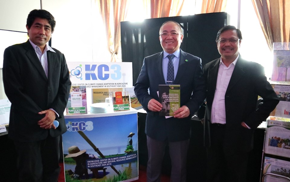 Secretary Emmanuel De Guzman (center) and Mr. Alexis Lapiz (left) of CCC visit the KC3 exhibit booth.