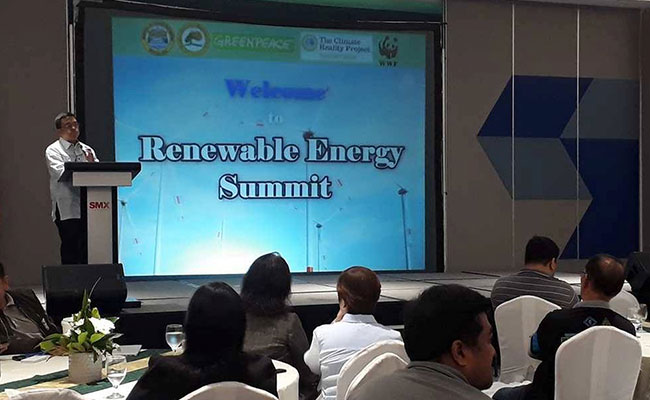 BACOLOD. Department of Energy National Renewable Energy Board Chairman Jose Layug speaks at the Negros Renewable Energy Summit 2017 on Thursday, July 13, at SMX Convention Center in Bacolod City. (Erwin P. Nicavera)  Read more: http://www.sunstar.com.ph/bacolod/local-news/2017/07/14/negros-seen-entirely-green-region-2030-552899 Follow us: @sunstaronline on Twitter | SunStar Philippines on Facebook