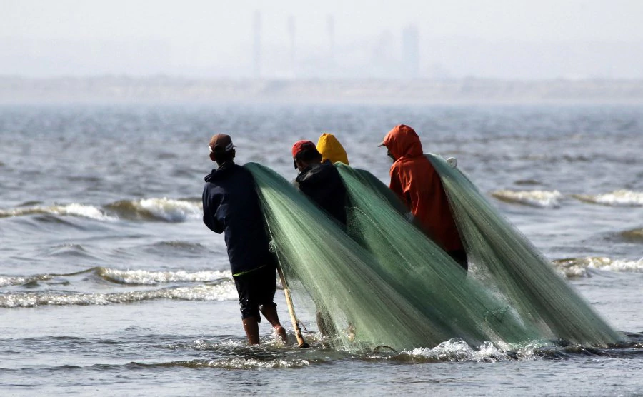(File pix) Fishermen carry a net as they catch small fish. Sea level rise is accelerating and could reach 26 inches (66 centimetres) by century's end, in line with United Nations estimates and enough to cause significant problems for coastal cities, a study said Monday. EPA-EFE Photo