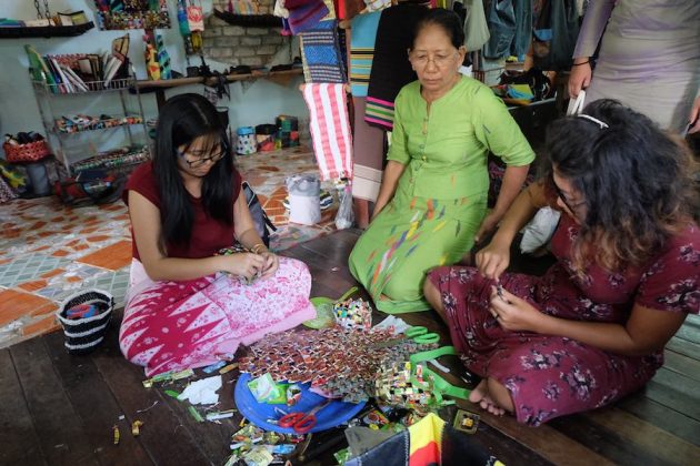 Women weave coffee sachets at Chu Chu. (Myanmore)