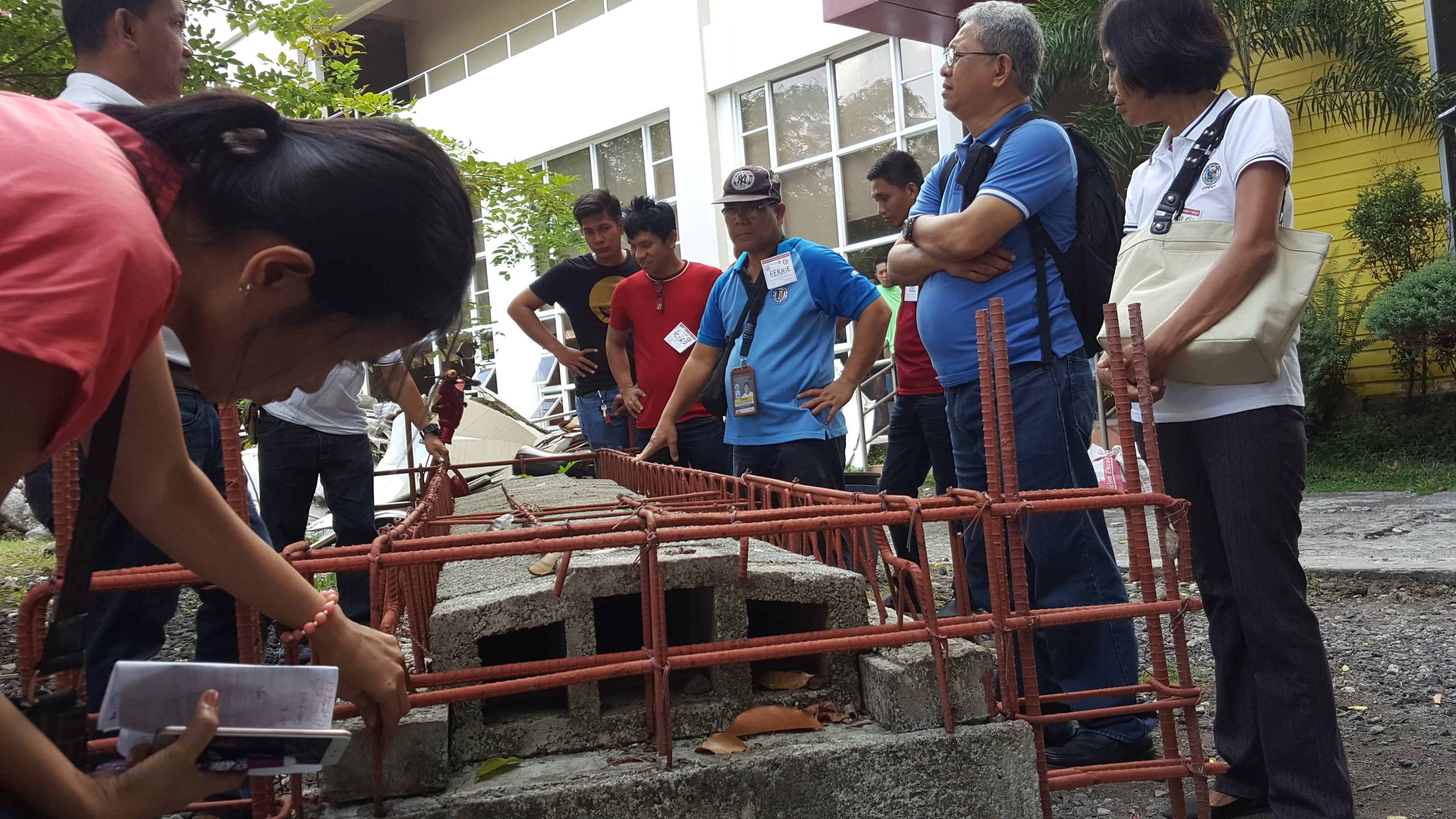 The participants also had the opportunity to observe and test the strength of the assembled beam of slab blocks.