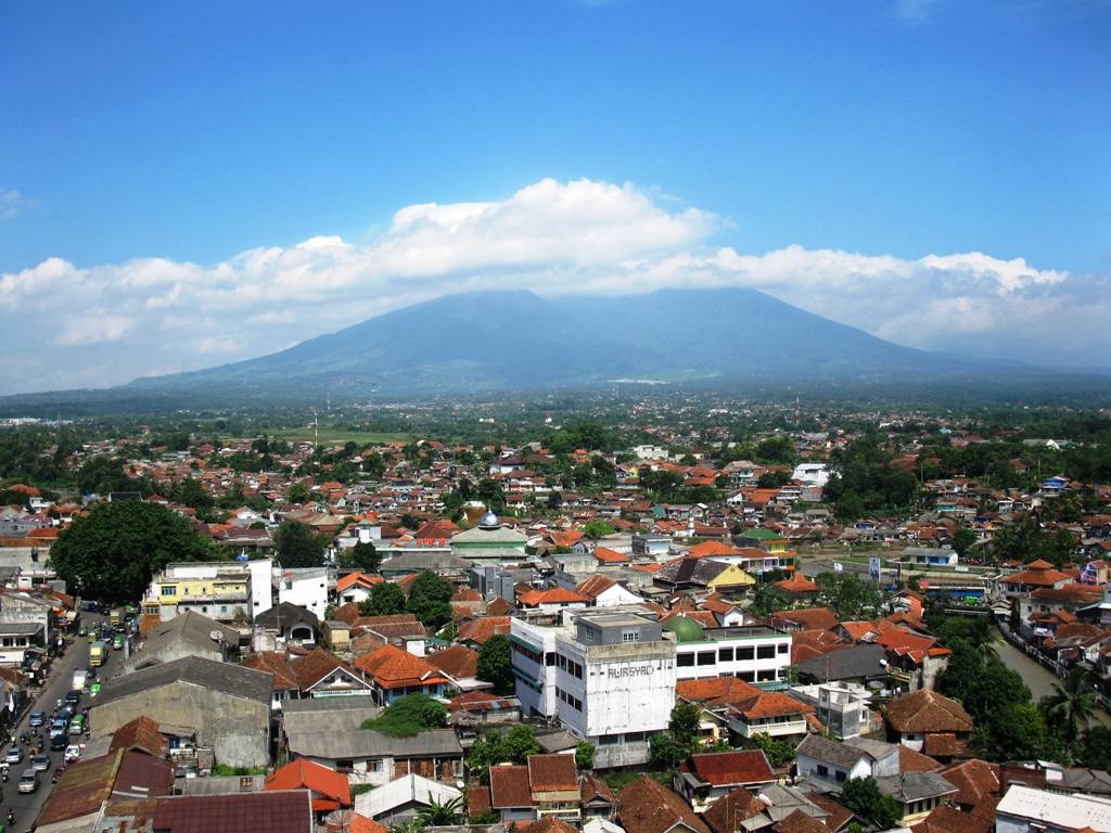 Attribution: “Landscape of Bogor City with Mount Salak at background” by ArgoRaung is licensed under Creative Commons Attribution-Share Alike 3.0 Unported