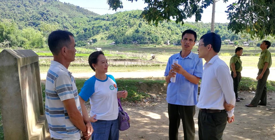 Ms. Amy Lecciones, ASRF Regional Program Coordinator, listening to the experiences of Hap Dong Commune in the implementation of forest allocation policies.