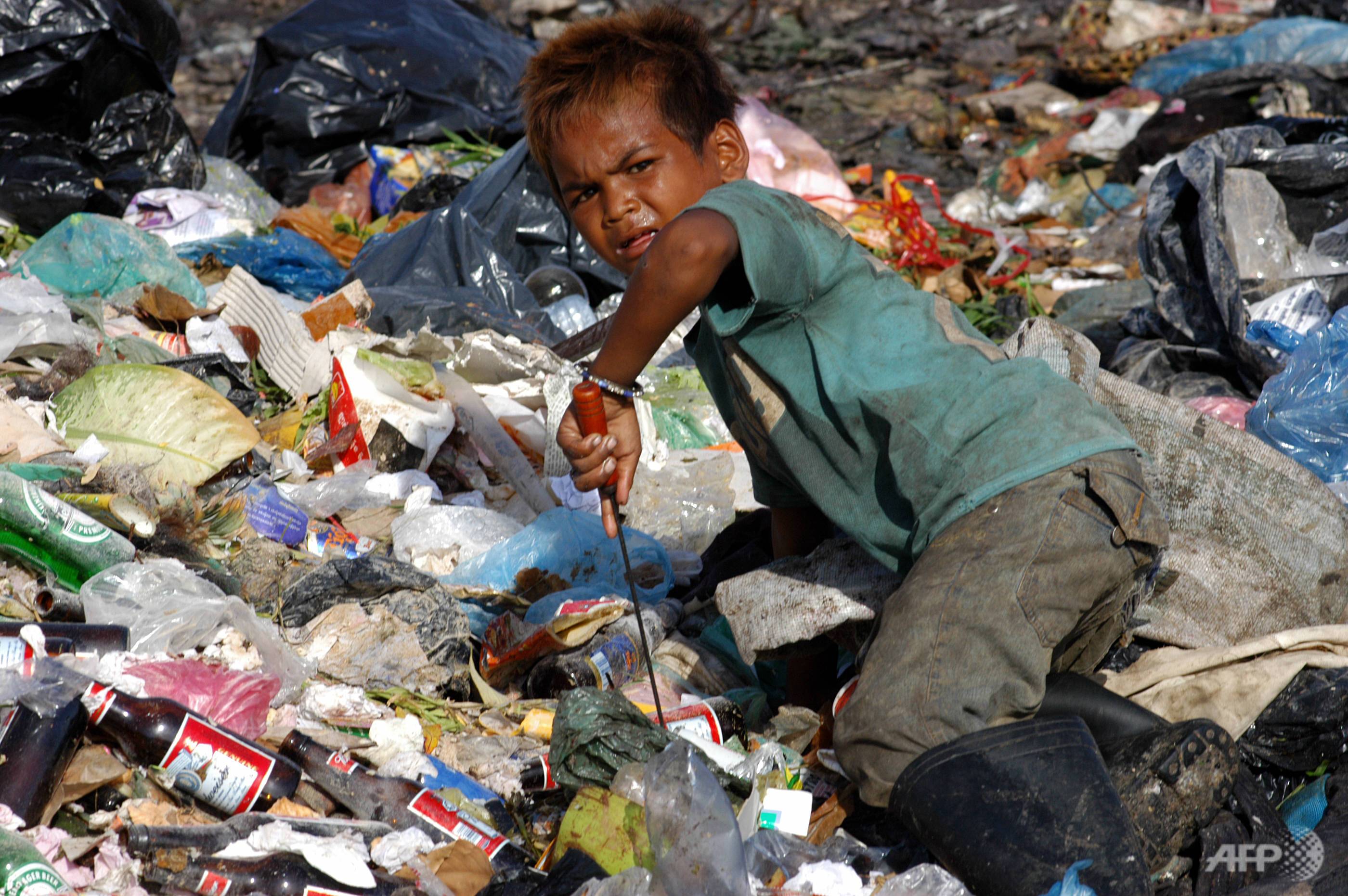 Waste pickers search for metal and plastic items from a garbage dump on the outskirts of Phnom Penh. (Photo: AFP/Tang Chhin Sothy)