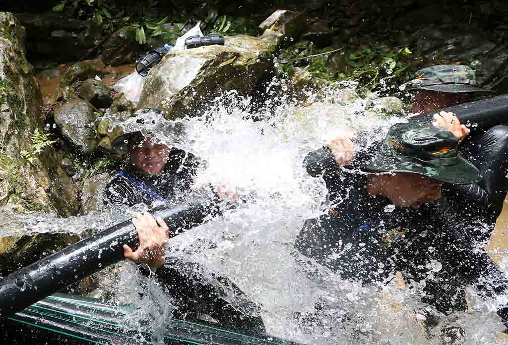 Thai soldiers connected pipes to reroute water away from the Tham Luang Cave on Saturday.CreditSakchai Lalit/Associated Press