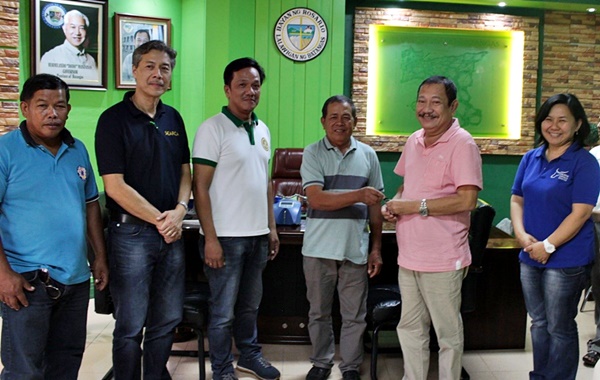 SEARCA and PCC officials and staff together with Mr. Hilarion Marasigan (center), Chair of RODRA, and Hon. Manuel B. Alvarez (third from right), Mayor of Rosario, Batangas, pose for a souvenir photo as Rosario Dairy Raisers’ Association receives the key of one unit of motorcycle with sidecar on 14 March 2018 in the municipal hall of Rosario, Batangas.