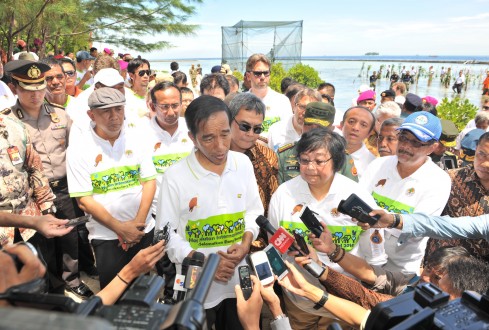 Indonesian President Joko Widodo speaks to the press accompanied by Indonesian Minister of Environment and Forestry Siti Nurbaya Bakar on his left in April. Photo courtesy of the Indonesian government.
