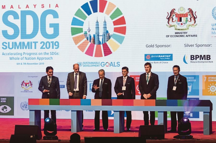 Prime Minister Tun Dr Mahathir Mohamad (3rd, left) during the official launch of the Malaysia Sustainable Development Goals (SDG) Summit 2019 at Kuala Lumpur Convention Centre today.Also present Economic Affairs Minister Datuk Seri Mohamed Azmin Ali (third, right) and United Nations Resident Coordinator for Malaysia, Singapore and Brunei Darussalam Stefan Priesner (2nd, left).-Bernama