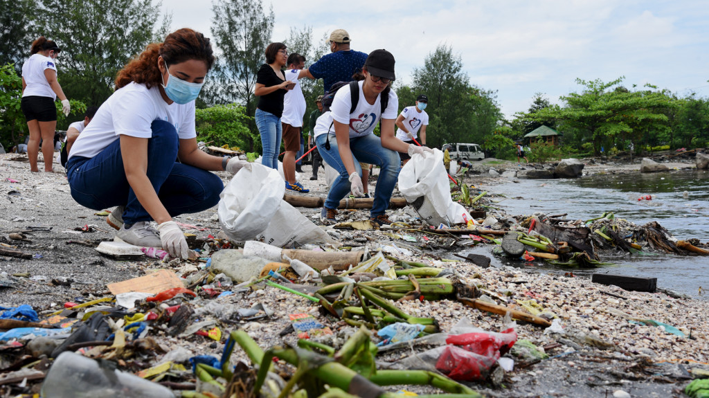 Coastal clean-up along the Manila Bay in Freedom Island. credit:IVAbano