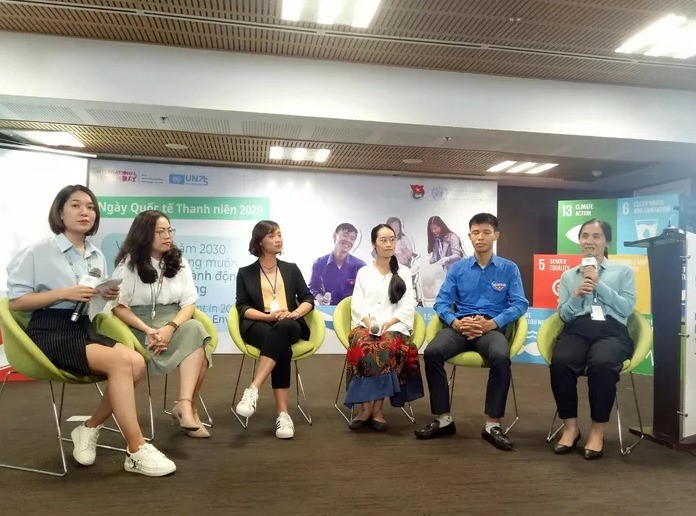 A round-table discussion on environmental issues at the event.