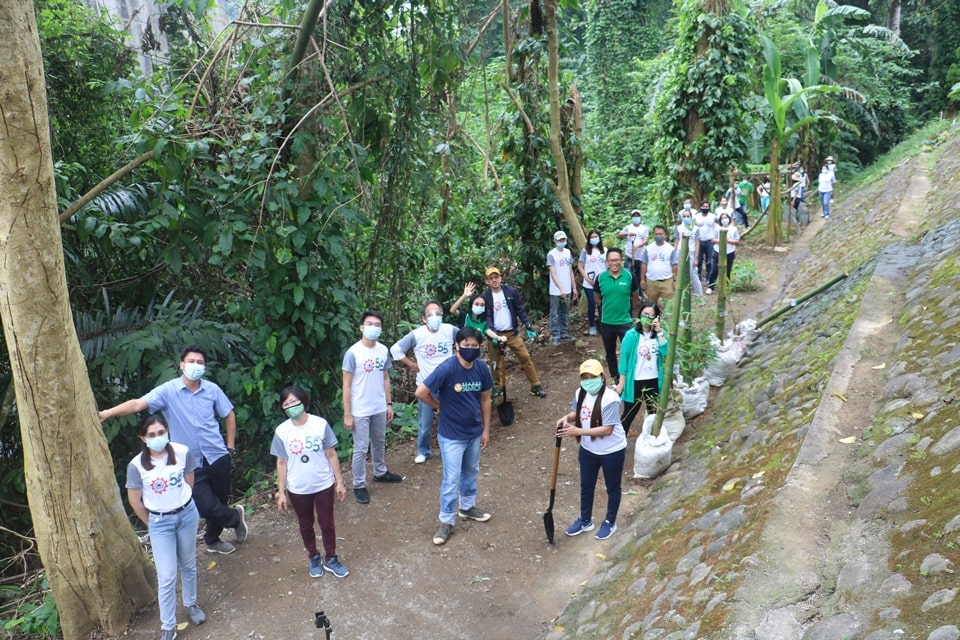 SEARCA officials, staff, and scholars have finished planting 10 Taiwan bamboo within the Center’s complex along the bank of Molawin Creek in Los Baños, Laguna, Phiippines.