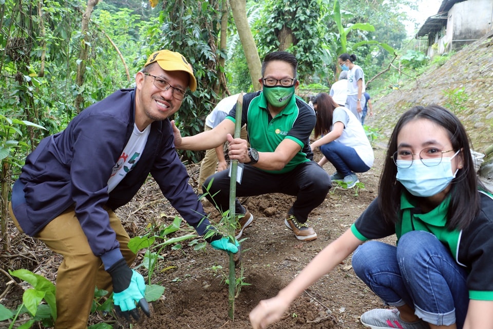 Dr. Glenn B. Gregorio (left), SEARCA Director, and Mr. Joselito G. Florendo, SEARCA Deputy Director for Administration (center), planted one bamboo together with a SEARCA scholar.