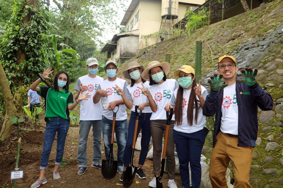Dr. Gregorio together with the SEARCA scholars who joined the bamboo planting.