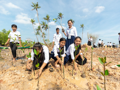 Students planting mangroves as part of the 100,000 Mangroves campaign. Photo credit: Manuth Buth/UNDP Cambodia