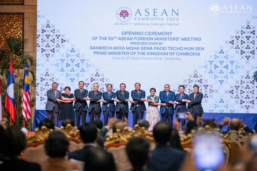 ASEAN foreign ministers cross arms and hold hands for a photo at the opening ceremony of the 55th ASEAN Foreign Ministers’ Meeting in Phnom Penh on August 3. (Photo: Hong Menea)