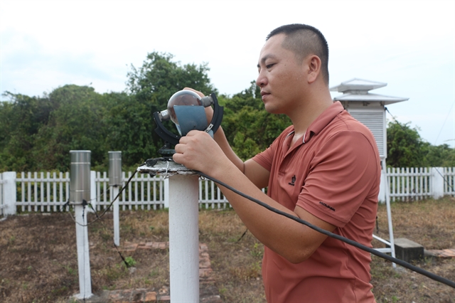vietnam improves weather forecasting capaA member of staff at the meteorological and hydrological station in Cua Lo Town, central Nghe An province measures sunshine hours during a day (Photo: VNA)city