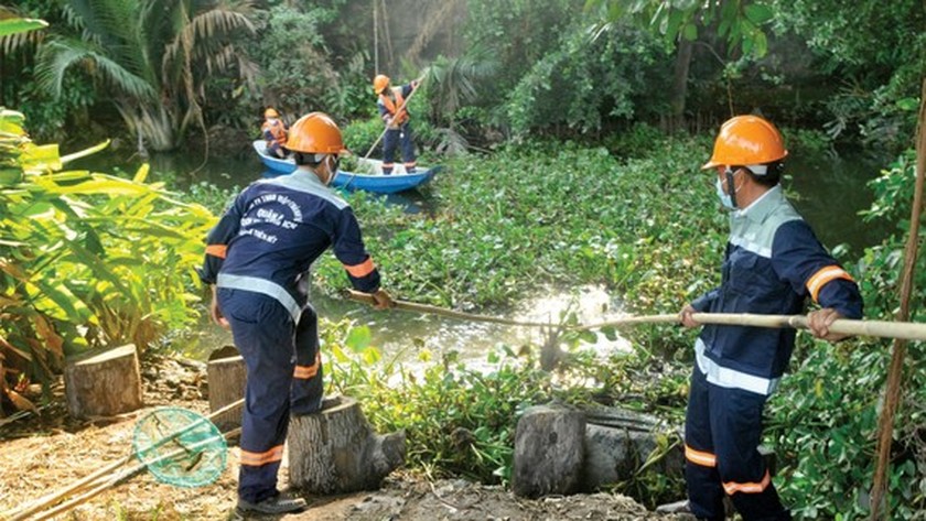 Channels in District 4 of HCMC are cleaned from waste (Photo: Saigon Online)