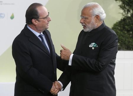 French President Francois Hollande (L) welcomes India's Prime Minister Narendra Modi as he arrives for the opening day of the World Climate Change Conference 2015 (COP21) at Le Bourget, near Paris, France, November 30, 2015. REUTERS/Christian Hartmann