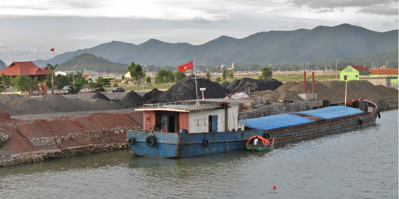 20160127-flickr-vietnam-coal-stockpiled-river-wharf-800x400