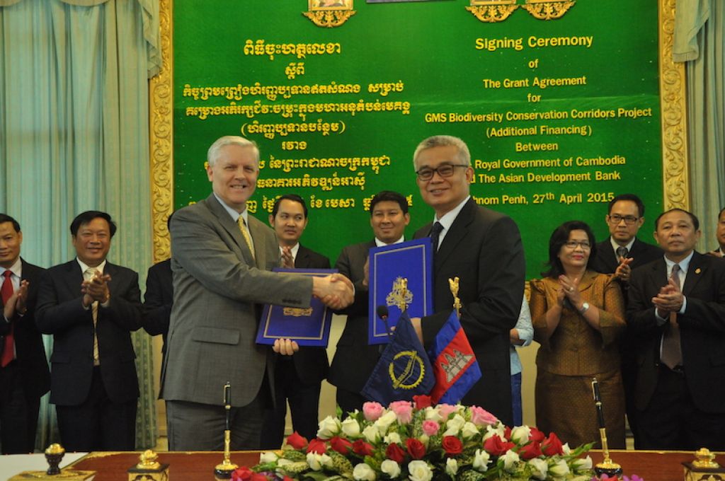 ADB Country Director in Cambodia Eric Sidgwick (left) and Cambodian Minister of Economy and Finance Aun Pornmoniroth sign the grant agreement during a ceremony in Phnom Penh.