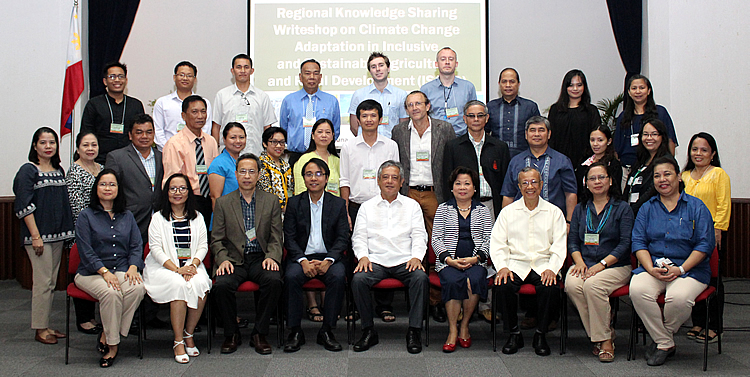 The participants and organizers of the Regional Knowledge Sharing Writeshop on CCA in ISARD pose for posterity. Photo includes Dr. Gil C. Saguiguit, Jr., SEARCA Director, at the center, front row; to his left, Commissioner Naderev M. Saño of the Climate Change Commission, Philippines; and Dr. Rodel D. Lasco, Scientific Director of OML Center. Dr. Percy E. Sajise, SEARCA Senior Fellow and Technical Coordinator of the writeshop, is third from the right, front row.