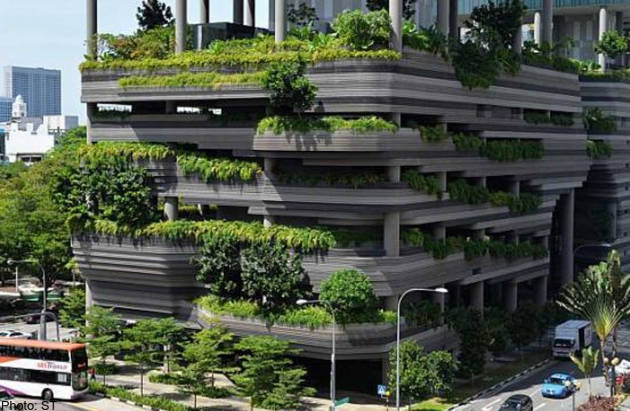 The facade of Parkroyal on Pickering hotel is interspersed with green walls and horizontal balconies of plants. Facade greenery cools temperatures, attracts biodiversity into the city and contributes to the good health of people.