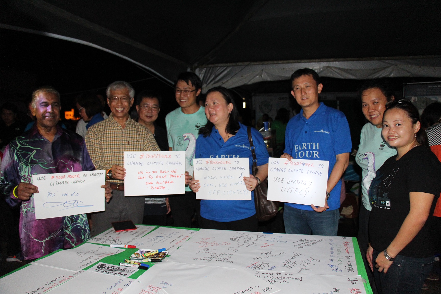 VIPs sharing their individual pledges during the Earth Hour event. From left are Assistant Minister in the Chief Minister’s Department Datuk Daud Abdul Rahman, DBKU Mayor Datuk Abang Abdul Wahap Abang Julai, Sarawak Energy assistant general manager of corporate communications Peing Tajang and general manager of research and development Dr. Chen Shiun. © WWF-Malaysia/Zora Chan