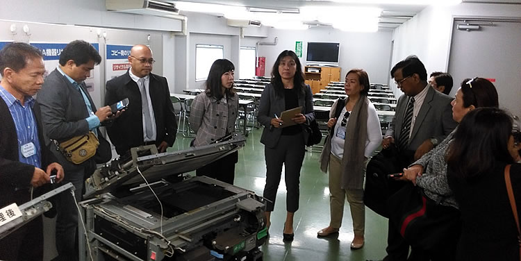 The Eco-town Center Coordinator explains to the Philippine delegation the re-use and recycling processes of Nikon for its photocopying machines.