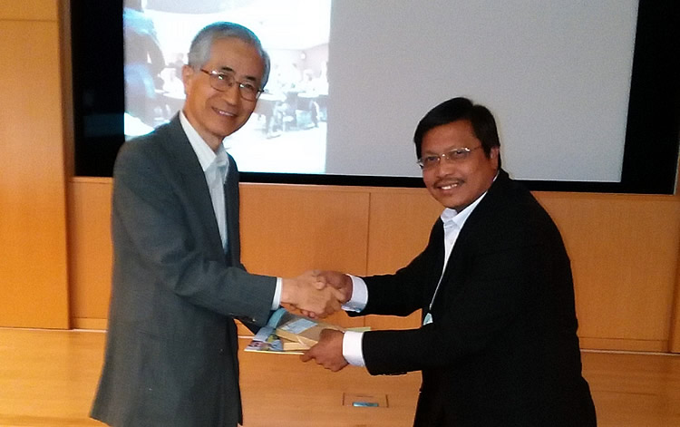 Dr. Lope B. Santos III, SEARCA Program Specialist and Officer in Charge of Project Development and Technical Services, presents the token to Prof. Hironori Hamanka, IGES Chairman of the Board of Directors.