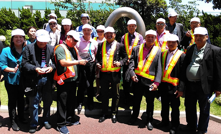 Philippine delegation visits paper recycling facility in Yokohama, Japan.