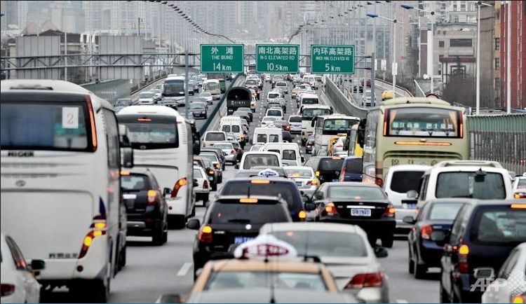 This file photo shows heavy traffic headed toward downtown Shanghai. (Photo: AFP/Files/Philippe Lopez)