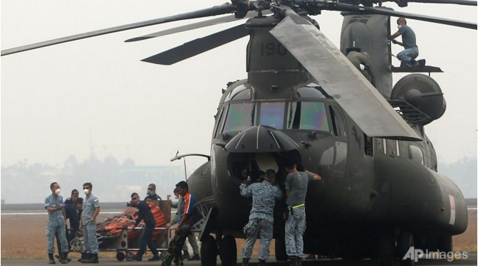 Singapore's military personnel prepare their Chinook helicopter for an operation to help battling the forest fires at the airbase in Palembang, South Sumatra, Indonesia on Oct. 11, 2015. (Photo: AP)