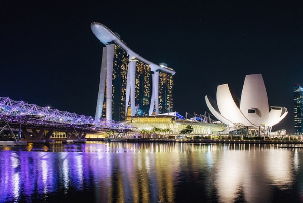 Singapore is heeding the call for nations to step up against climate change. The country has declared an ambitious plan to reduce carbon emissions and has submitted its proposal to the United Nations Framework Convention on Climate Change. (Photo: Leonid Yaitskiy | Flickr)